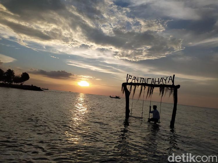 Foto: Menghabiskan Senja di Pantai Cahaya