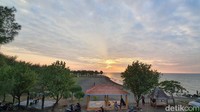 Wisata pantai ini sungguh indah. Apalagi saat sore hari. Saat senja datang menyapa, pastikan traveler berada di pantai ini ya. (Saktyo Dimas R/detikcom)