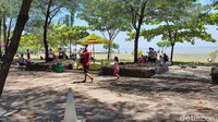 Wisata Pantai Cahaya sudah buka kembali di era pandemi Corona. Tentu saja dengan memperhatikan protokol kesehatan yang harus diterapkan untuk mencegah terjadinya klaster baru penularan COVID-19. (Saktyo Dimas R/detikcom)