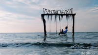 Traveler bisa berfoto Instagramable dengan ayunan bertuliskan Pantai Cahaya ini. Keren kan? (Saktyo Dimas R/detikcom)