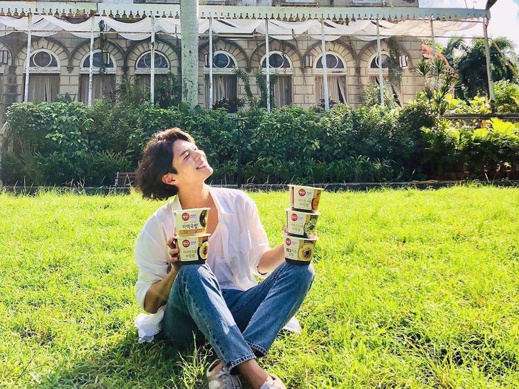 10 Potret Tampan Park Bo Gum Saat Makan Daging dan Ramyeon