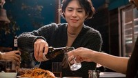Park Bogum juga sosok aktor yang suka kulineran. Ini salah satu adegan di drama yang pernah ia bintangi. Ia terlihat sedang minum bir sambil makan makanan Korea nih! Foto: Instagram @_parkbogum
