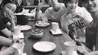 Bersama rekan aktor dan aktris terdekatnya, begini momen Park Bogum saat menikmati kue dan secangkir teh. Foto: Instagram @_parkbogum