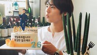 Saat perayaan ulang tahunnya yang ke 26, Park Bogum pernah diberikan kejutan kue ulang tahun. Ada miniatur dirinya di bagian tengah. Foto: Instagram @_parkbogum