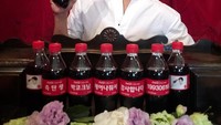Pernah membintangi iklan cola, begini tampannnya Park Bogum berpose dengan deretan botol cola berukuran sedang. Foto: Instagram @_parkbogum
