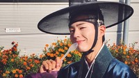 Pernah membintangi drama Love In The Moonlight pada tahun 2016, begini potretnya saat menikmati bubur instan di waktu istirahatnya. Foto: Instagram @_parkbogum