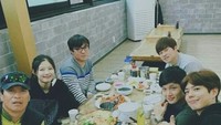 Park Bogum membintangi drama Love In The Moonlight bersama aktris cantik Kim Yoo Jung. Ini momen kedekatannnya saat menikmati makan malam bersama. Foto: Instagram @_parkbogum
