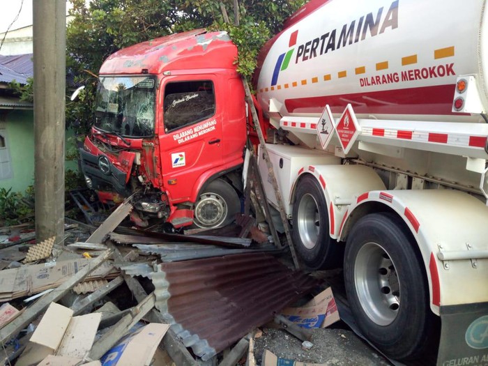 Pejalan kaki tewas ditabrak mobil tangki Pertamina.