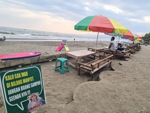 Ingatkan Wisatawan soal Sampah, Pantai Ini Pasang Poster Kocak