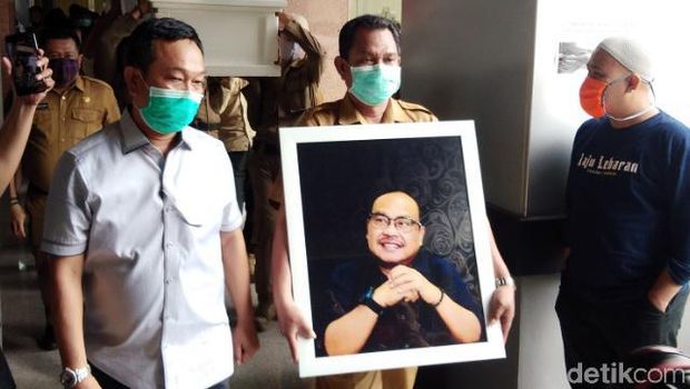 Pelepasan secara resmi jenazah anggota DPRD Sulsel, Ince Langke, ke rumah duka di Kabupaten Kepulauan Selayar (Hermawan Mappiwali/detikcom)