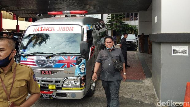 Pelepasan secara resmi jenazah anggota DPRD Sulsel, Ince Langke, ke rumah duka di Kabupaten Kepulauan Selayar (Hermawan Mappiwali/detikcom)