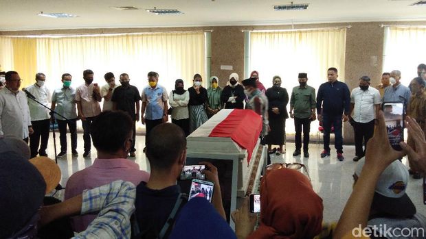 Pelepasan secara resmi jenazah anggota DPRD Sulsel, Ince Langke, ke rumah duka di Kabupaten Kepulauan Selayar (Hermawan Mappiwali/detikcom)