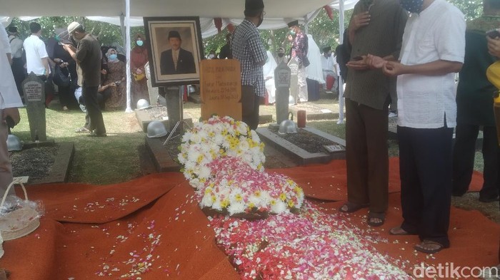 Pemakaman eks Mendiknas Abdul Malik Fadjar (Wilda Hayatun Nufus/detikcom).