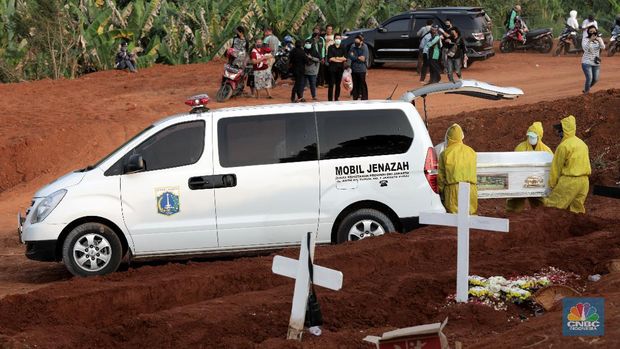 Petugas saat memakamkan pasien Covid-19 di TPU Pondok Ranggon, Jakarta Senin (7/9/2020). Petugas pemakaman mengatakan terjadi lonjakan jenazah yang terjadi dalam satu bulan lebih terakhir dengan memakamkan lebih 30 jenazah dalam satu hari. 