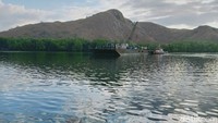 Pembangunan destinasi wisata yang diyakini bertema Jurassic di Pulau Rinca, Taman Nasional Komodo mulai terlihat. Namun rupanya masih ada warga lokal yang menolak keberadaannya.