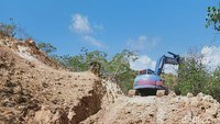 Alat berat di Pulau Rinca. Pembangunan di pulau Rinca yang berada di dalam kawasan TN Komodo dinilai warga lokal telah melanggar nilai-nilai konservasi.