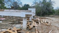 Kata salah satu guide yang bertempat tinggal di Labuan Bajo, Manggarai Barat, Florianus Nandi, pembangunan fasilitas ini diyakini akan merusak ekosistem yang ada.