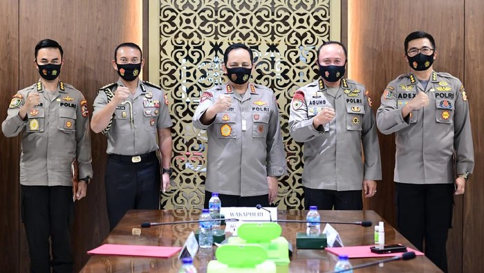 Pemberian pin emas dari Kapolri yang diwakilkan oleh Wakapolri Komjen Gatot Eddy Pramono