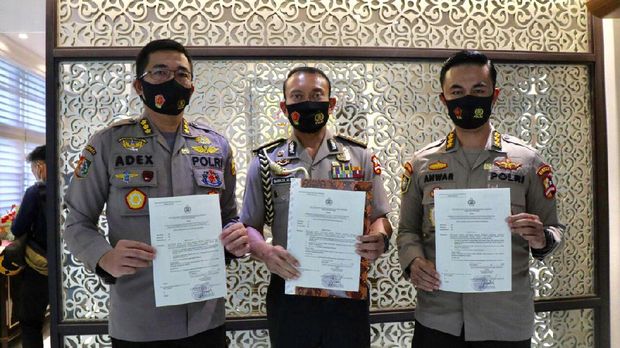 Pemberian pin emas dari Kapolri yang diwakilkan oleh Wakapolri Komjen Gatot Eddy Pramono