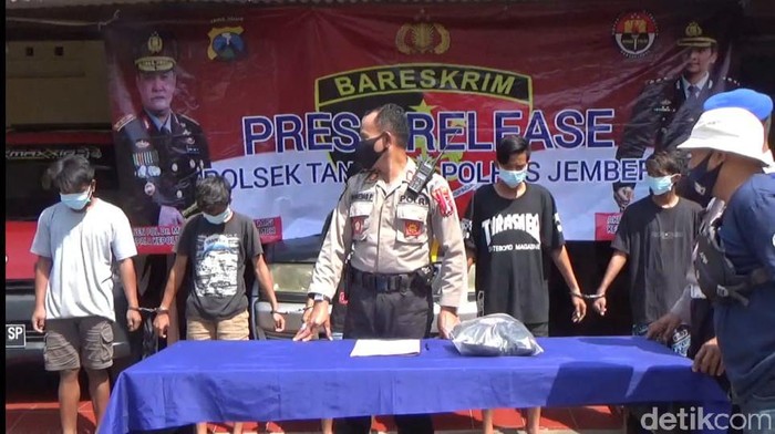 Seorang siswi SMA di Kecamatan Tanggul menjadi korban pemerkosaan 8 pemuda mabuk. Gadis berusia 15 tahun itu diperkosa secara bergilir di tengah perkebunan karet.
