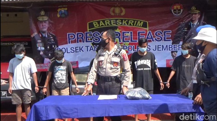 Seorang siswi SMA di Kecamatan Tanggul menjadi korban pemerkosaan 8 pemuda mabuk. Gadis berusia 15 tahun itu diperkosa secara bergilir di tengah perkebunan karet.
