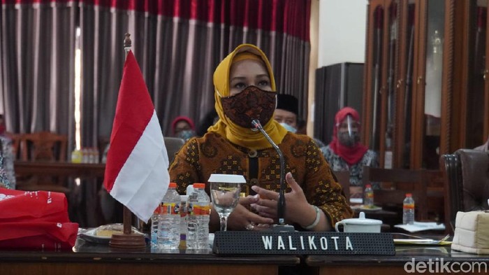 Wali Kota Mojokerto Ika Puspitasari atau Ning Ita mempunyai cara khusus untuk membangkitkan semangat belajar para siswa di tengah pandemi COVID-19. Salah satunya dengan mengajar para siswa SMP secara daring atau pembelajaran jarak jauh (PJJ).