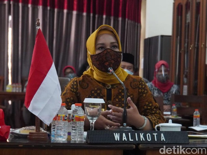 Wali Kota Mojokerto Ika Puspitasari atau Ning Ita mempunyai cara khusus untuk membangkitkan semangat belajar para siswa di tengah pandemi COVID-19. Salah satunya dengan mengajar para siswa SMP secara daring atau pembelajaran jarak jauh (PJJ).
