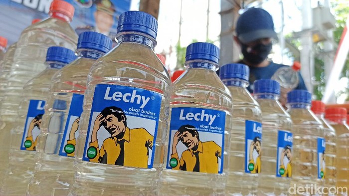 Peracik miras ilegal di Tulungagung ditangkap. Untuk menarik konsumen, pelaku memberi label aneh pada setiap kemasan miras yang diraciknya.
