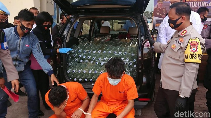 Polisi Tulungagung menangkap dua pengendara minibus yang mengangkut ratusan botol miras ilegal. Penangkapan diwarnai aksi kejar-kejaran.