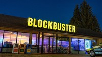 Di zaman rental film VHS masih jaya, Blockbuster sangatlah terkenal. Namun sekarang, Blockbuster kalah pamor dan ditinggalkan pelanggannya. Dari 9 ribu gerai di seluruh dunia, Blokcbuster hanya tinggal 1 gerai saja di kota Bend, Oregon. (dok. Airbnb)