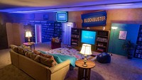 Sekarang outlet Blockbuster itu bahkan sudah disulap jadi penginapan Airbnb. Outlet Blockbuster satu-satunya di dunia itu bisa diinapi traveler dengan harga yang sangat murah. Cukup US$ 4 saja atau setara Rp 59 ribuan per malamnya. (dok. Airbnb)