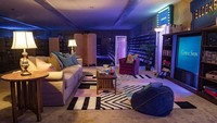 Traveler bisa menginap di dalam outlet Blockbuster yang sudah didesain sedemikian rupa jadi sebuah penginapan. Konsepnya seperti sedang movie time di ruang tamu rumah teman. Ada televisi, pemutar video, sofa dan tempat tidur. (dok. airbnb)
