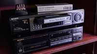 Seperti namanya, menginap di outlet Blockbuster traveler bisa nonton film yang disewakan di outlet ini sepuasnya. Mau marathon film sampai pagi juga boleh, bebas. Tertarik nostalgia di sini tidak, traveler? (dok. Airbnb)