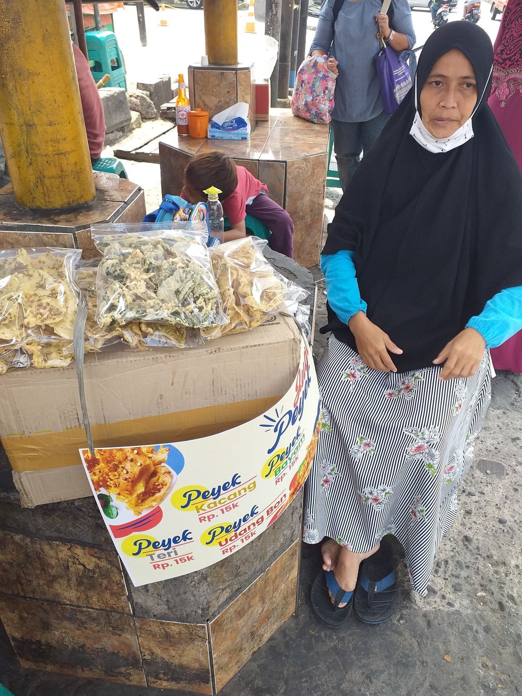 Penjual Peyek Viral Ditraktir dan Dibuatkan Poster Jualan