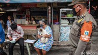 Petugas melakukan upaya jemput bola dan masuk ke gang-gang sempit di kawasan tersebut.