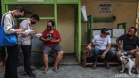 Sebelum divaksin, hewan-hewan ini didata terlebih dahulu.