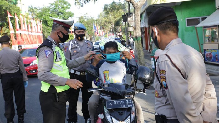Polisi Buru Pengendara Tak Pakai Masker di Jombang