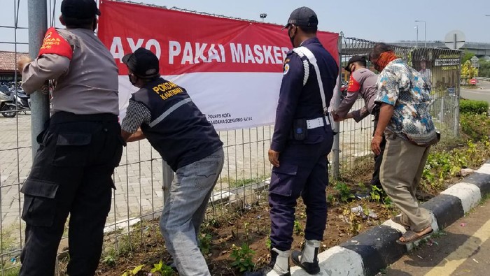 Polisi Pasang Ratusan Spanduk Ayo Pakai Masker