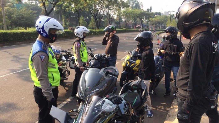 Polisi tilang 2 moge yang tak pakai pelat nomor