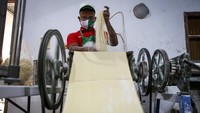 Pekerja menyelesaikan proses pembuatan mi di rumah produksi Mie Karya Abadi, Ciledug.