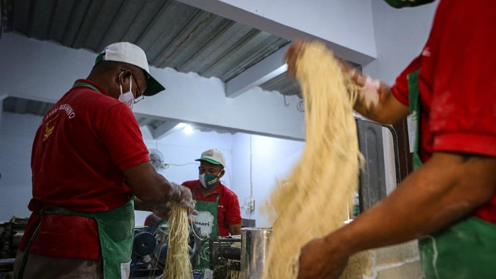 PRODUKSI MI RUMAHAN TERDAMPAK COVID-19 Pekerja menyelesaikan proses pembuatan mi di rumah produksi Mie Karya Abadi, Ciledug, Kota Tangerang, Banten, Senin (7/9/2020). Menurut pemilik, produksi mi di tempat tersebut menurun dari 1,5 ton per hari menjadi satu ton per hari akibat pandemi COVID-19. ANTARA FOTO/Fauzan/pras.