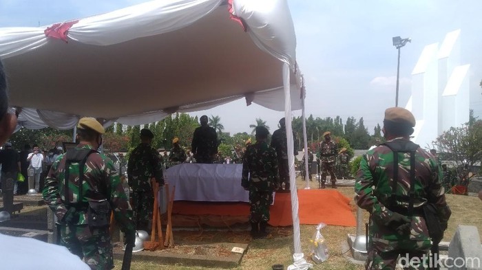 Prosesi pemakaman Eks Mendiknas Abdul Malik Fadjar di TMP Kalibata