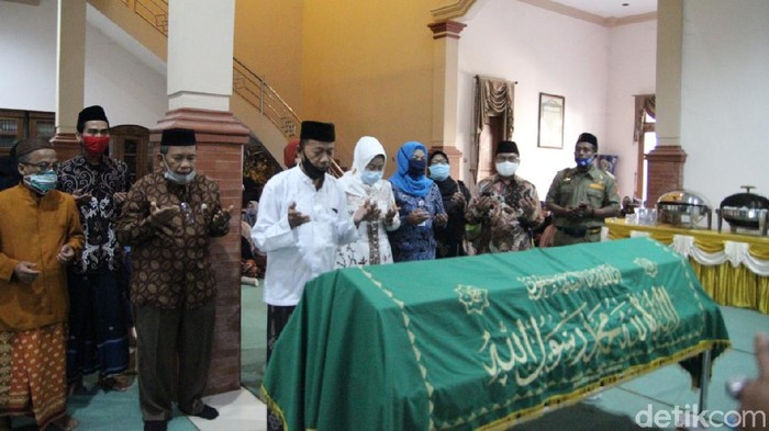 Prosesi pemakaman Ketua PCNU Brebes yang juga pengasuh Ponpes Al Falah Jatirokeh Brebes, KH Nasrudin, Selasa (8/9/2020).