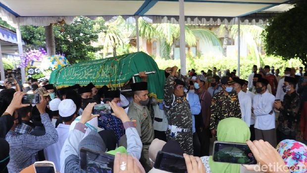 Prosesi pemakaman Ketua PCNU Brebes yang juga pengasuh Ponpes Al Falah Jatirokeh Brebes, KH Nasrudin, Selasa (8/9/2020).