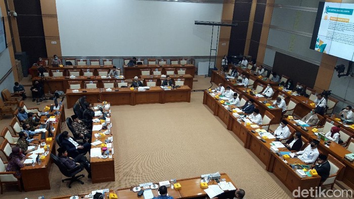 Menteri Agama (Menag) Fachrul Razi menjelaskan polemik terkait pernyataan soal agen radikalisme good looking.