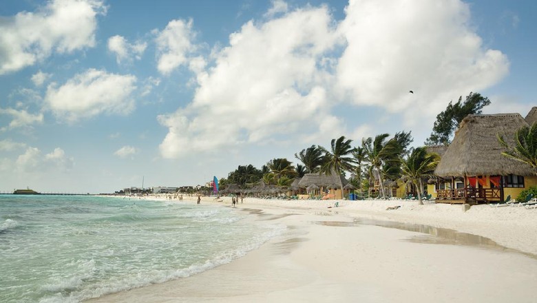 Resor di Meksiko Beach resort hotels and beach chairs along the Caribbean Sea beach of Playa del Carmen, along the Riviera Maya near Cancun, Mexico. An idyllic travel destination for a holiday vacation and winter tropical climate get-away.