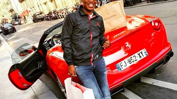 Akun Rich Kids of Internet (RKOI) cukup populer dengan ratusan ribu follower lantaran menampilkan para remaja khususnya, pamer kekayaan di Instagram. Pria ini misalnya, pamer belanjaannya diangkut mobil mewah. Foto: Rich Kids of Internet
