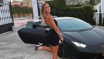 Salah satu konten di Rich Kids of Internet, menampakkan seorang wanita di depan mobil sport eksotisnya. Foto: Rich Kids of Internet