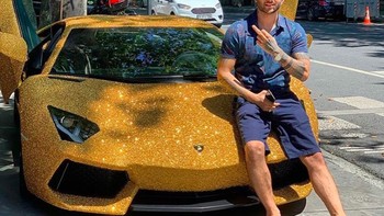 Salah satu kendaraan eksotis Lambhorgini yang dicat berkilauan. Foto: Rich Kids of Internet