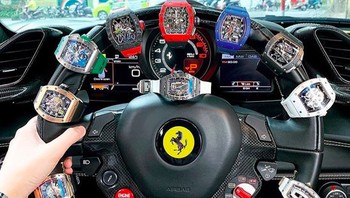 Sudah jelas tujuan tampil di akun ini adalah untuk pamer, seperti kumpulan jam mewah ini yang dipasang di kemudi mobil Ferrari. Foto: Rich Kids of Internet